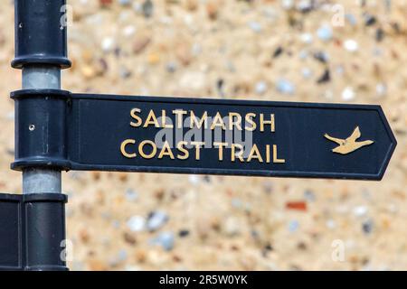 Essex, Regno Unito - Aprile 10th 2023: Un cartello che mostra ai visitatori la direzione del Sentiero della Costa Saltmarsh nella città di Maldon in Essex, Regno Unito. Foto Stock