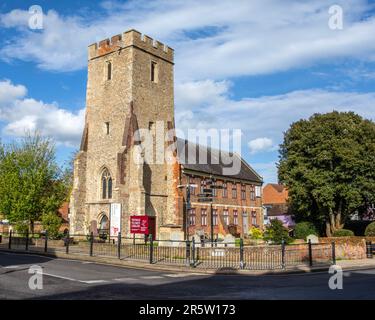 Essex, Regno Unito - Aprile 10th 2023: La torre di St Peters Chiesa nella città di Maldon in Essex, Regno Unito. La torre è ora parte della Thomas Plumes Library e Th Foto Stock