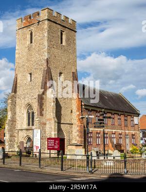 Essex, Regno Unito - Aprile 10th 2023: La torre di St Peters Chiesa nella città di Maldon in Essex, Regno Unito. La torre è ora parte della Thomas Plumes Library e Th Foto Stock