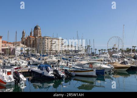 Saint Raphael guardando attraverso il porto con yacht a Basilique Notre-Dame-de-la-Victoire in primavera sulla Costa Azzurra in Francia Foto Stock