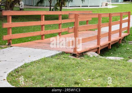 Fotografia di un ponte a una via di un percorso in un parco di Miami Florida. Foto Stock