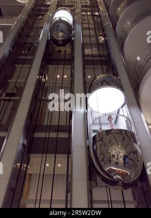 Persone in pod ascensore nel Museo del futuro, Dubai, Emirati Arabi Uniti Foto Stock