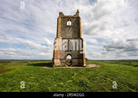 Le rovine della chiesa di San Michele si trovano sulla cima della collina di Burrow Mump, sui livelli del Somerset in Inghilterra. Foto Stock