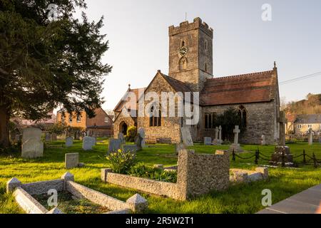 Il sole splende sulla tradizionale chiesa parrocchiale di San Michele e tutti gli Angeli a Bawdrip, Somerset. Foto Stock