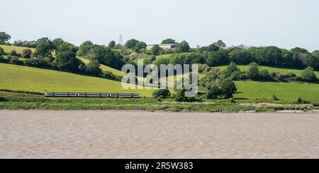 Un trasporto per il Galles il treno passeggeri di classe 170 viaggia lungo la riva dell'estuario di Severn vicino a Lydney nella foresta di Dean del Gloucestershire, come si vede Foto Stock