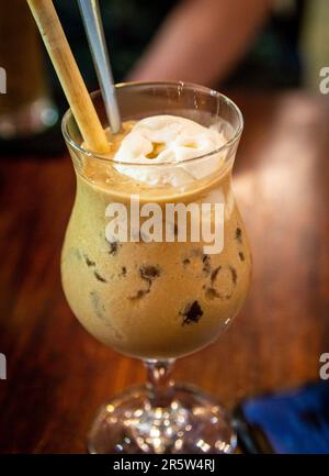 Caffè gelato su un tavolo in un bar locale del Vietnam. Foto Stock