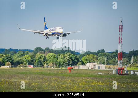 Glasgow Airport, Scotland , UK , 05th GIUGNO 2023, aerei che atterrano e decollano dall'aeroporto di glasgow Foto Stock