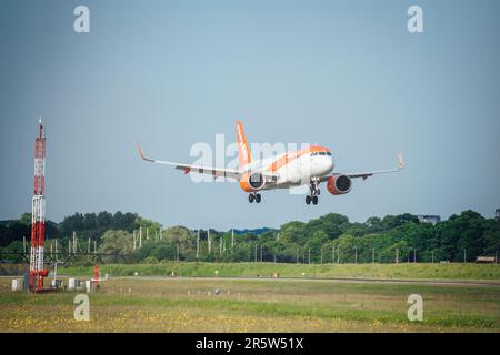 Glasgow Airport, Scotland , UK , 05th GIUGNO 2023, aerei che atterrano e decollano dall'aeroporto di glasgow Foto Stock