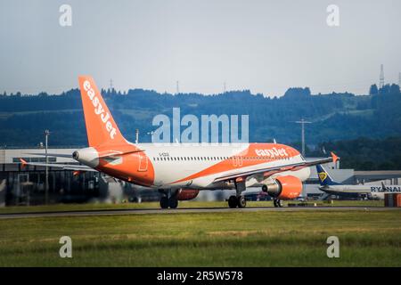 Glasgow Airport, Scotland , UK , 05th GIUGNO 2023, aerei che atterrano e decollano dall'aeroporto di glasgow Foto Stock