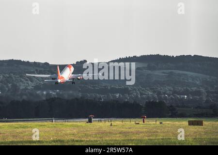 Glasgow Airport, Scotland , UK , 05th GIUGNO 2023, aerei che atterrano e decollano dall'aeroporto di glasgow Foto Stock