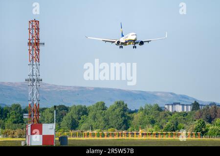 Glasgow Airport, Scotland , UK , 05th GIUGNO 2023, aerei che atterrano e decollano dall'aeroporto di glasgow Foto Stock