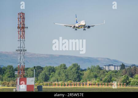 Glasgow Airport, Scotland , UK , 05th GIUGNO 2023, aerei che atterrano e decollano dall'aeroporto di glasgow Foto Stock