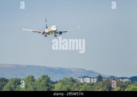 Glasgow Airport, Scotland , UK , 05th GIUGNO 2023, aerei che atterrano e decollano dall'aeroporto di glasgow Foto Stock