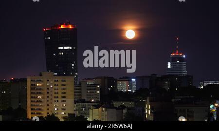 Luna piena sulla città di Szczecin, Polonia. Foto Stock
