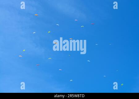 gruppo di paracadutisti nel cielo blu Foto Stock