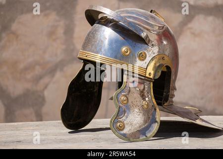 Vista orizzontale di un casco imperiale o Galea: Un casco militare romano, indossato da legioni dell'antico Impero Romano. Simboleggiare il potere e la forza, Foto Stock