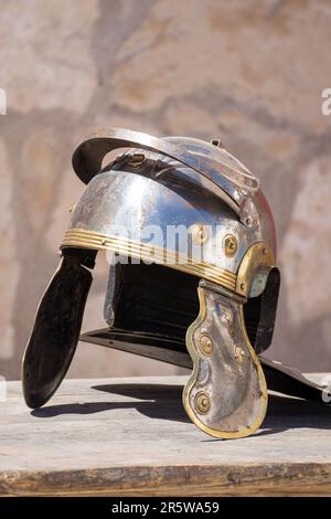 Vista verticale di un casco imperiale o Galea: Un casco militare romano, indossato da legioni dell'antico Impero Romano. Simbolizzando il potere e la forza, esso Foto Stock