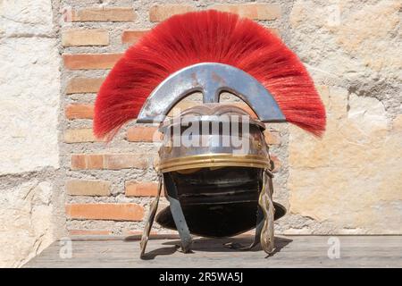 Vista orizzontale di un casco centurione romano con pennarelli rossi: Un casco militare romano, indossato da legioni dell'antico Impero Romano. Simbolo di potenza e. Foto Stock