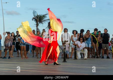 Salvador, Bahia, Brasile - 22 ottobre 2022: Artista di strada che fa una performance di danza per molte persone a Farol da barra, a Salvador, Bahia. Foto Stock