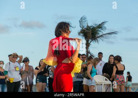 Salvador, Bahia, Brasile - 22 ottobre 2022: Artista di strada che fa una performance di danza per molte persone a Farol da barra, a Salvador, Bahia. Foto Stock