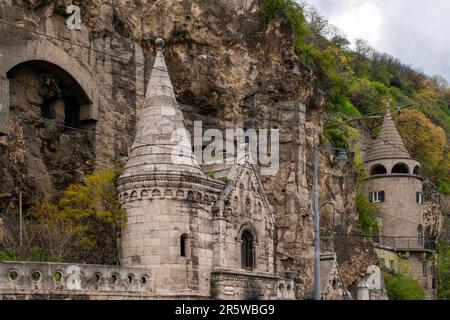 Budapest, Ungheria - 15 aprile 2023 l'incantevole chiesa in pietra della grotta di gellert una vista frontale del tesoro storico dell'ungheria Foto Stock