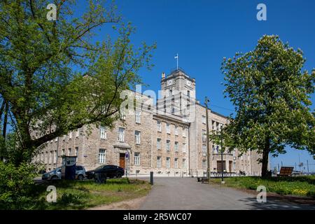 Accademia marittima estone, ex fabbrica navale russo-baltica, contro il cielo blu chiaro a Kopli 101 nel distretto di Kopli a Tallinn, Estonia Foto Stock