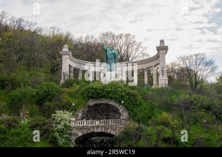 Budapest, Ungheria - 16 aprile 2023 tributo sacro la st. gerardo di csanad (szent gellert) monumento, un'icona spirituale a budapest Foto Stock