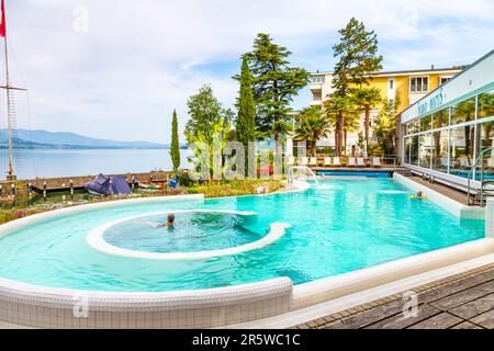 Piscina all'aperto con acqua salata al Solbad Beatus, sulle rive del lago Thun, Merligen, Svizzera Foto Stock