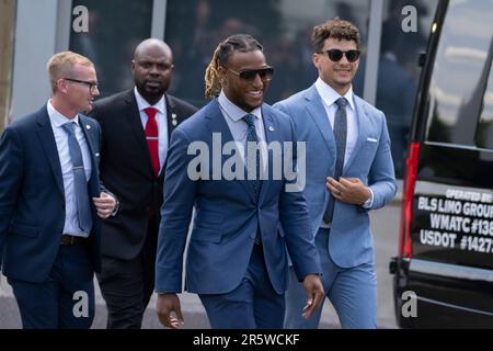 Washington, Stati Uniti d'America. 05th giugno, 2023. I capi di Kansas City che corrono indietro Isiah 'Pop' Pacheco(2nd R) e il quarto Patrick Mahomes(R) camminano alla Casa Bianca a Washington, DC, 5 giugno 2023. Credit: Chris Kleponis/Pool/Sipa USA Credit: Sipa USA/Alamy Live News Foto Stock