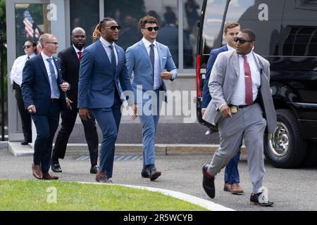 Washington, Stati Uniti. 05th giugno, 2023. I capi di Kansas City che corrono indietro Isiah 'Pop' Pacheco e il quartback Patrick Mahomes camminano alla Casa Bianca a Washington, DC, 5 giugno 2023.Credit: Chris Kleponis/Pool via CNP Credit: Abaca Press/Alamy Live News Foto Stock