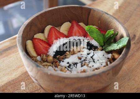 Un primo piano di una ciotola ripiena di granola con bacche e avena Foto Stock