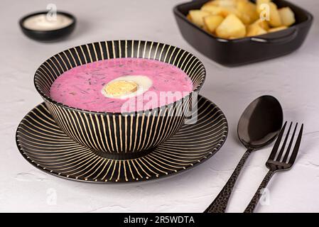 Fotografia alimentare di zuppa fredda di barbabietole, borscht, aneto, uova bollite, kefir, yogurt, panna, fritto, patate, verdure, sano, piatto, estate Foto Stock