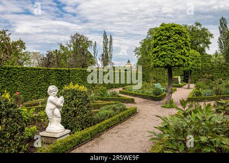 Giardino russo nel Castello Belvedere vicino Weimar Thuringia Germania. Si tratta di un'elegante residenza estiva risalente al 18th ° secolo. Vista dal parco del Castello Foto Stock