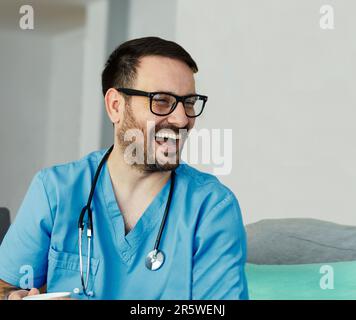 medico infermiere cura senior caregiver aiuto assistenza pensione casa infermieristica anziano uomo salute ritratto avere divertimento ridere sorridente Foto Stock