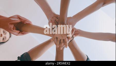 Il miglior lavoro di squadra proviene da uomini che lavorano in modo indipendente verso un unico obiettivo all'unisono. un team di uomini d'affari che si accatastano le mani nella motivazione Foto Stock