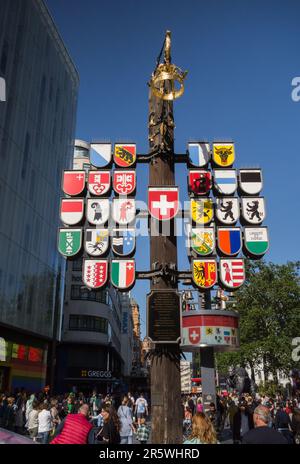 Cantonali svizzeri Tree e glockenspiel in Leicester Square, London, England, Regno Unito Foto Stock