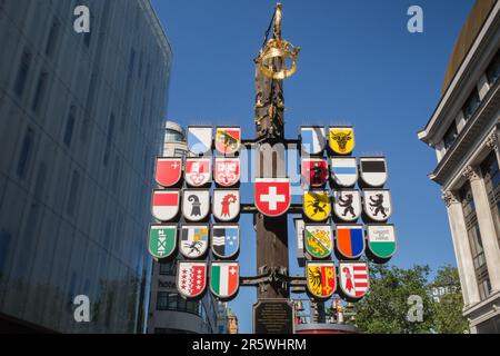 Cantonali svizzeri Tree e glockenspiel in Leicester Square, London, England, Regno Unito Foto Stock