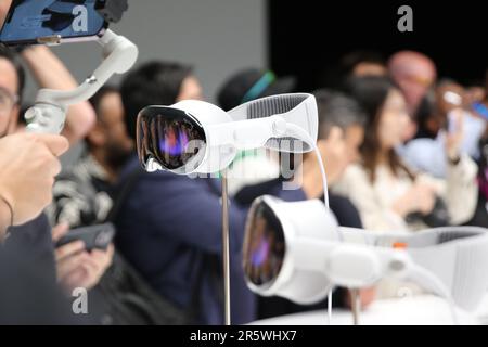 Cupertino, Stati Uniti. 05th giugno, 2023. Rappresentanti dei media e blogger circondano gli occhiali per computer Apple Vision Pro esposti nello Steve Jobs Theater nel campus aziendale di Apple a Cupertino. Il nuovo auricolare era stato presentato in precedenza dal CEO del Gruppo Cook alla conferenza per sviluppatori WWDC di Apple. Credit: Christoph Dernbach/dpa/Alamy Live News Foto Stock