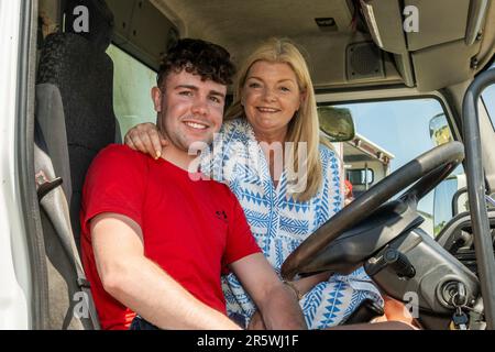 Lyre, West Cork, Irlanda. 5th giugno, 2023. L'Irish Harness Racing Association (IHRA) ha tenuto un weekend di festa irlandese americano a Lyre, vicino a Clonakilty durante il fine settimana delle vacanze in banca. Il lunedì delle feste della banca è stato il giorno delle finali con una carta da corsa di $8 e una buona folla di spettatori. All'evento sono stati Luke e Angela Kelleher. Credit: AG News/Alamy Live News Foto Stock