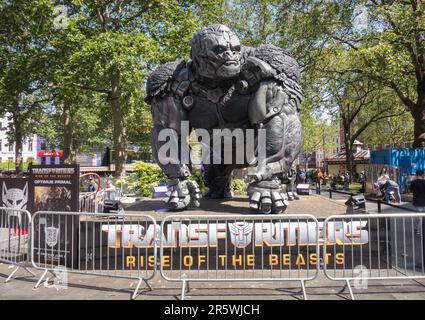 Optimus Primal in Transformers The Rise of the Beasts una prima del film Paramount Pictures a Leicester Square, Londra, Inghilterra, Regno Unito Foto Stock