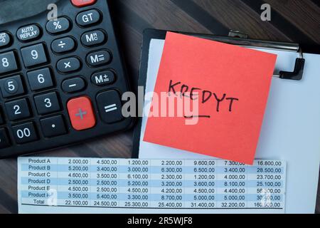 Concetto di Kretyt scrivere su note appiccicose isolato su tavola di legno. Foto Stock