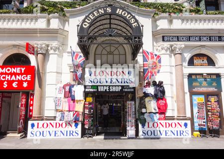 Negozio di souvenir London Vape e negozio di articoli da regalo a Queen's House, Leicester Square, Londra, Inghilterra, Regno Unito Foto Stock