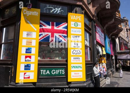 Un negozio Vape nel West End di Londra, Leicester Square, Inghilterra, Regno Unito Foto Stock