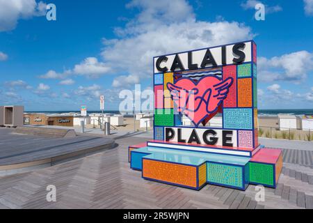 Calais, FR - 19 settembre 2022: Cartello Calais Plage sul lungomare di Calais Foto Stock