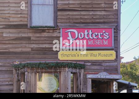 St Augustine, Florida - 28 dicembre 2022: Cartello e ingresso al museo delle cere Potters e al 1886° vecchio Drugstore nel centro storico Foto Stock