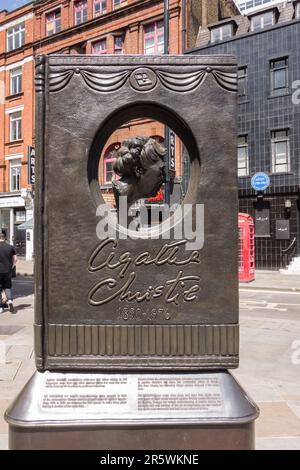 Memoriale di Agatha Christie, autore e drammaturgo, situato in Cranbourn Street vicino a Leicester Square, Londra, Inghilterra, Regno Unito Foto Stock