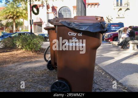St Augustine, Florida - 28 dicembre 2022: Bidoni dei rifiuti per la città di St Augustine tenere figliata fuori dalle strade Foto Stock