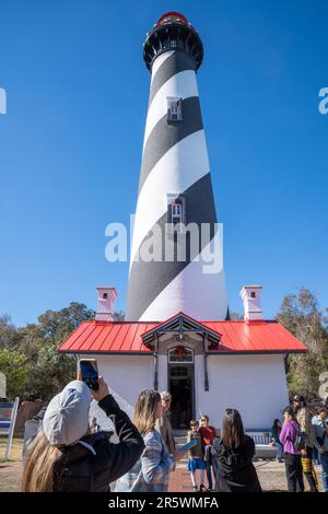 St Augustine, Florida - 28 dicembre 2022: I turisti si riuniscono e fotografano la St. Augustine Lighthouse in una giornata di sole Foto Stock