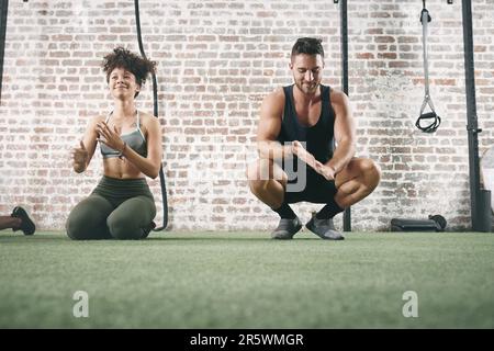 Spolverati e riprova. due giovani sportivi spolverano le mani mentre si allenano in palestra. Foto Stock