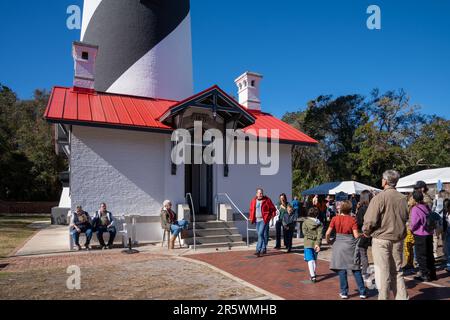 St Augustine, Florida - 28 dicembre 2022: Grandi folle e le file si formano per salire la St. Augustine Lighthouse in una giornata di sole Foto Stock
